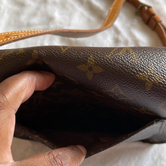 Louis Vuitton St Cloud PM Crossbody Bag - Picture 4 of 8